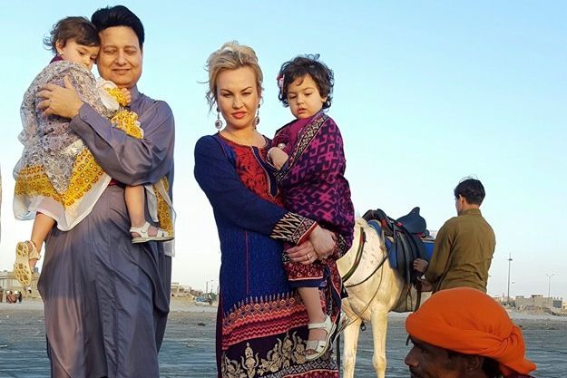 Певица Камалия вместе с дочерьми прокатилась на верблюде