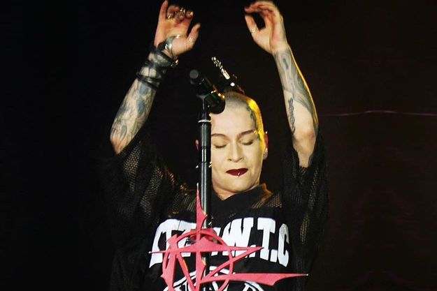 Наргиз Закирова пострадала от рук фанатки