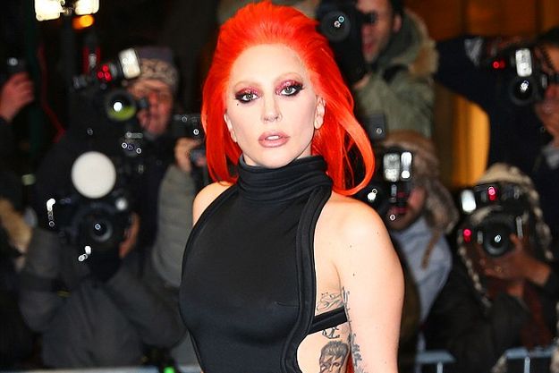 Огненно-рыжая Леди Гага отдала дань Дэвиду Боуи