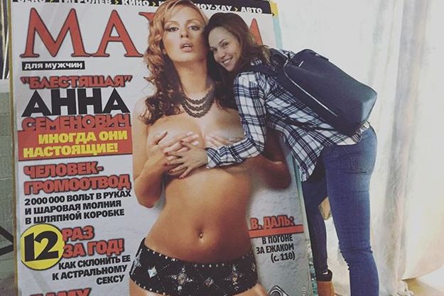 Альбина Джанабаева припала к бюсту Анны Семенович