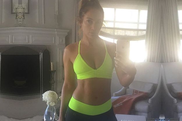 Дженнифер Лопес продемонстрировала спортивный торс