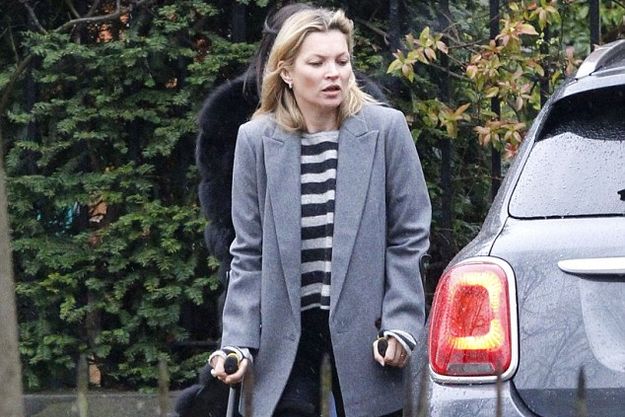 Кейт Мосс на костылях замечена на улицах Лондона