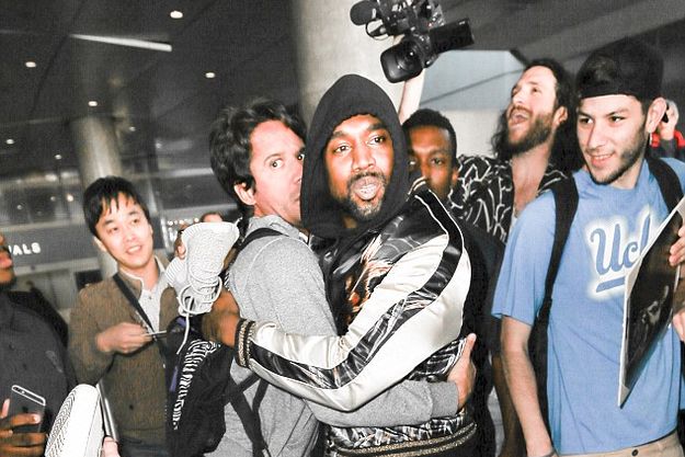 Канье Уэст разнял драку папарацци в аэропорту