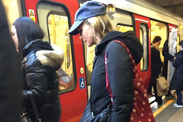 Рене Зеллвегер проехалась в лондонском метро