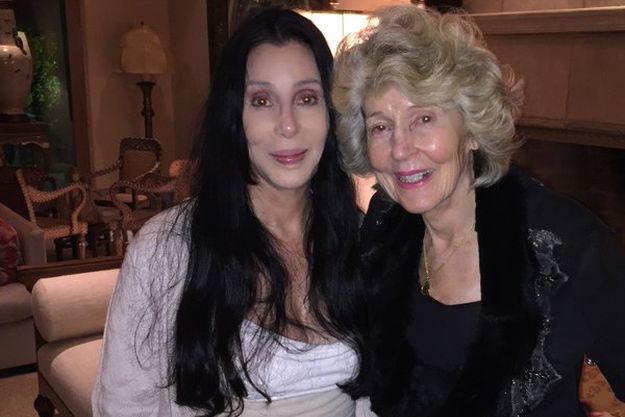 Певица Шер показала селфи со своей мамой