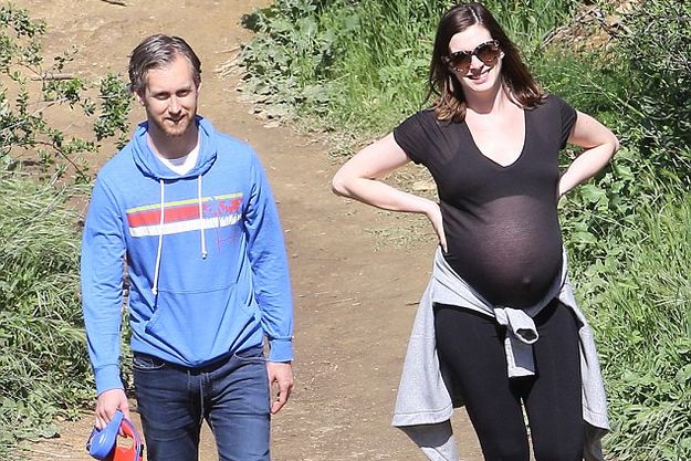 Беременную Энн Хэтэуэй засекли во время прогулки с мужем