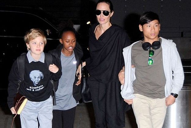 Анджелина Джоли с детьми слетала в Лондон к мужу