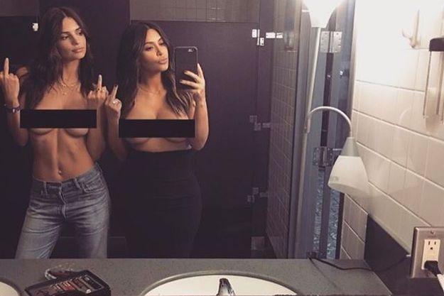 Ким Кардашьян и Эмили Ратаковски сделали совместное селфи топлес