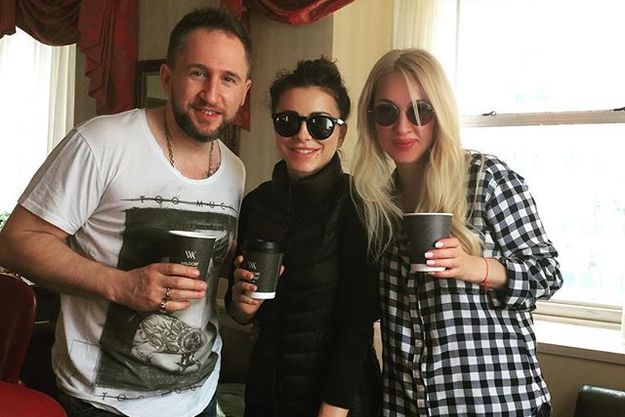 Лера Кудрявцева позавтракала с друзьями в Нью-Йорке