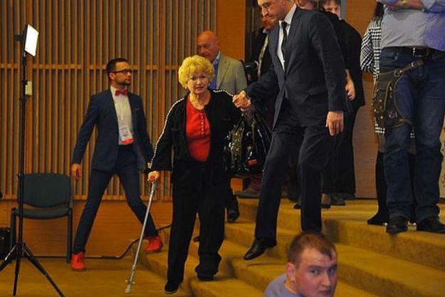 Мать Ксении Собчак на костылях пришла на концерт Киркорова