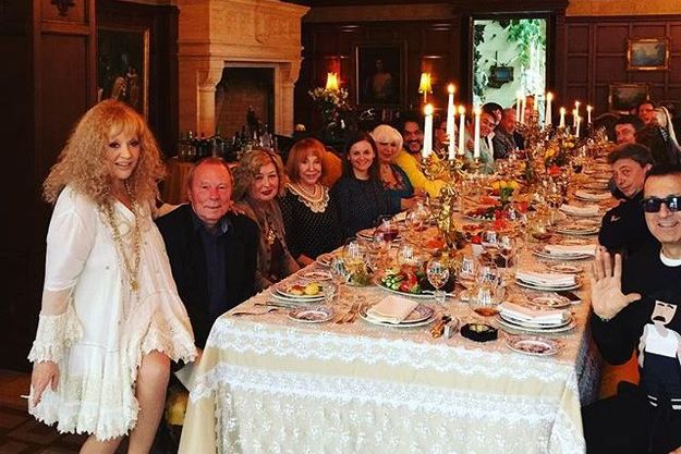 Алла Пугачева снова закурила