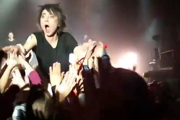 Земфира во время концерта в Таллине прыгнула в толпу фанатов