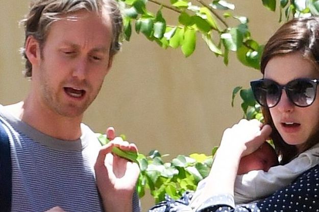 Энн Хэтэуэй сфотографировали с маленьким сыном