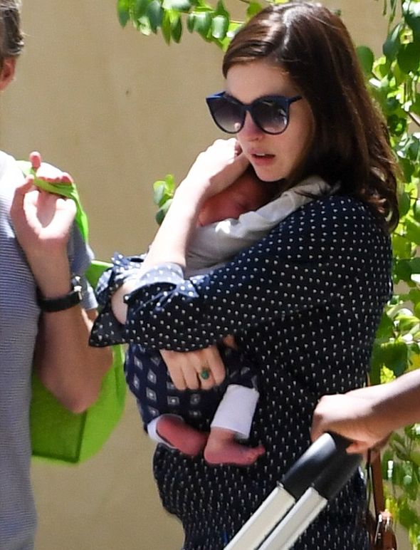 Энн Хэтэуэй с сыном Джонатаном