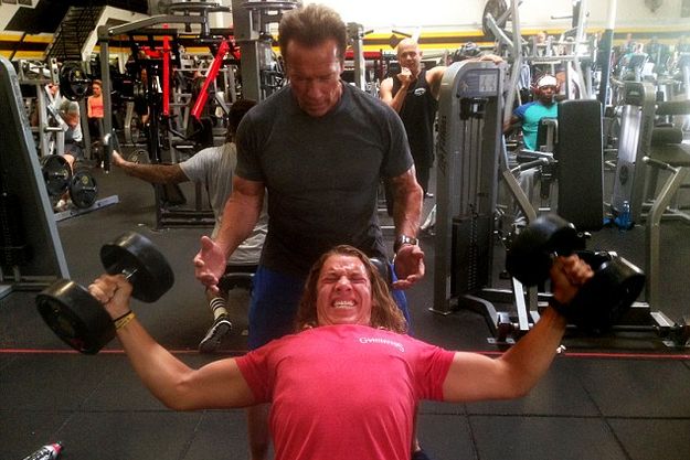 Арнольд Шварценеггер тренирует своего внебрачного сына Джозефа