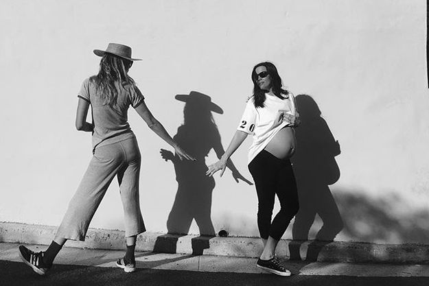 Лив Тайлер обнажила беременный живот