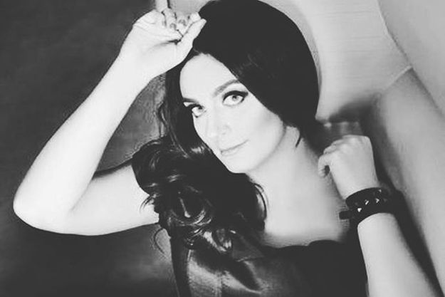 Елена Ваенга показала страстный поцелуй с женщиной