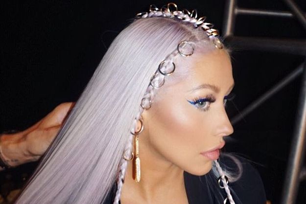 Кристина Агилера перекрасила волосы в сиреневый цвет