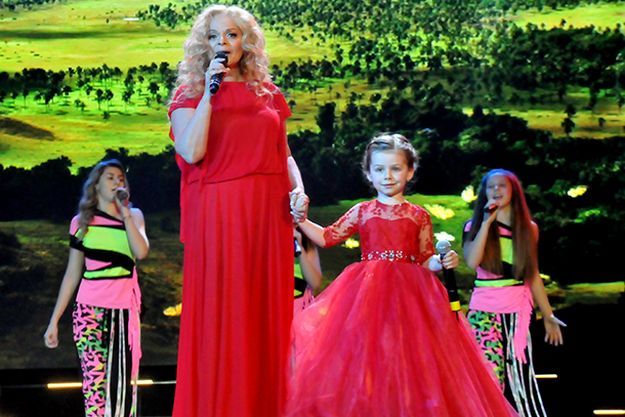 Лариса Долина вместе с внучкой Сашей спела на сцене