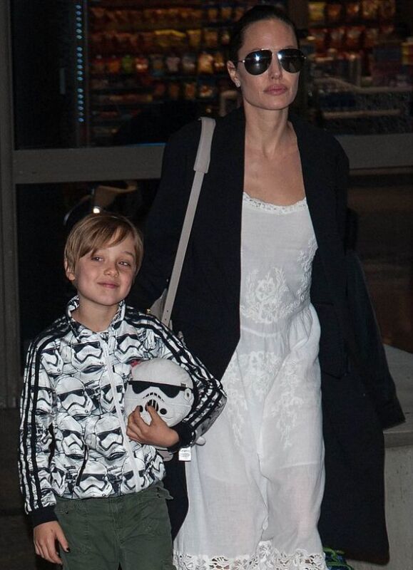 Анджелина Джоли с сыном Ноксом