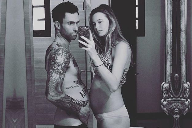 Адам Левин померился с беременной женой животами