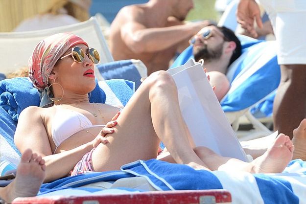 Дженнифер Лопес засекли на пляже в Майами