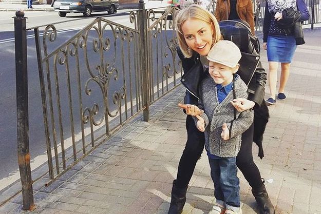 Маша Малиновская показала сына Мирона на улицах Смоленска