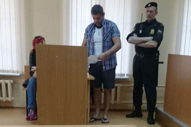 Актер Валерий Николаев явился в суд в шортах и вьетнамках