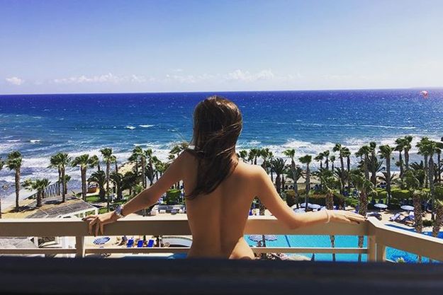 Кэти Топурия отдыхает на Кипре обнаженной