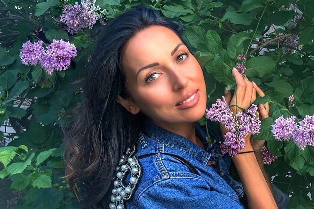 Певица Алсу засветила подросший беременный живот