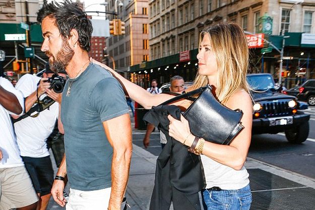 Дженнифер Энитон скрывает беременный живот