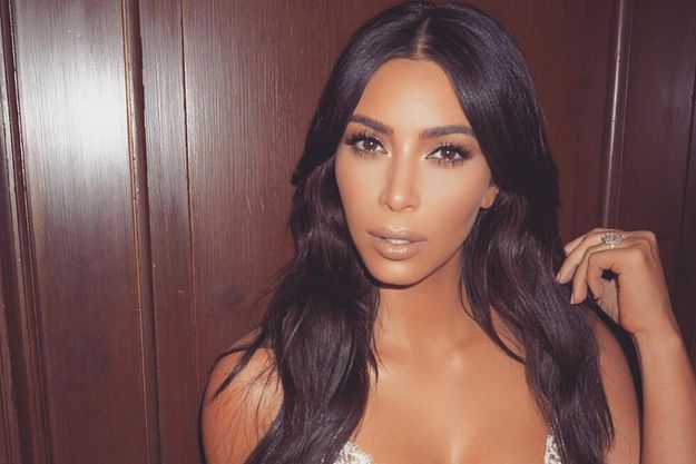 Ким Кардашьян продемонстрировала фигуру в соблазнительном купальнике