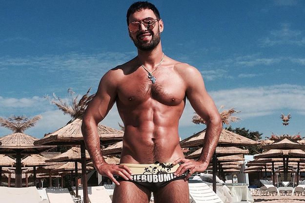 Виталий Козловский в мини-плавках похвастался скульптурным торсом