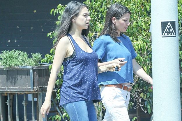 Мила Кунис засветила беременный живот