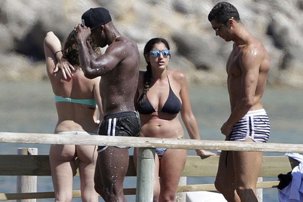 Криштиану Роналду отдохнул на Ибице с сексапильной брюнеткой