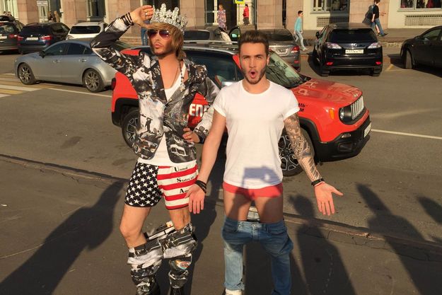 Сергей Зверев посреди Москвы шокировал прохожих трусами с флагом США