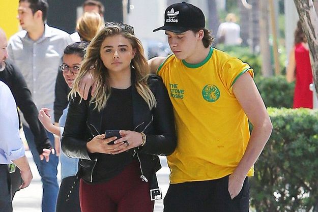 Бруклин Бекхэм и Хлоя Морец замечены во время прогулки в Беверли-Хиллз