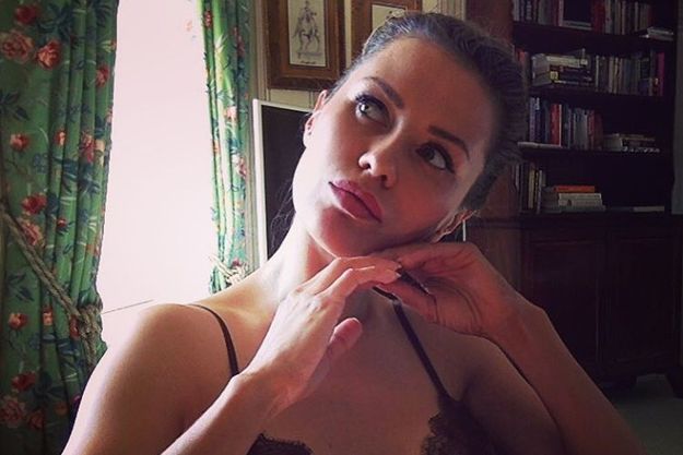 Виктория Боня поразила стойкой на голове в мини-платье