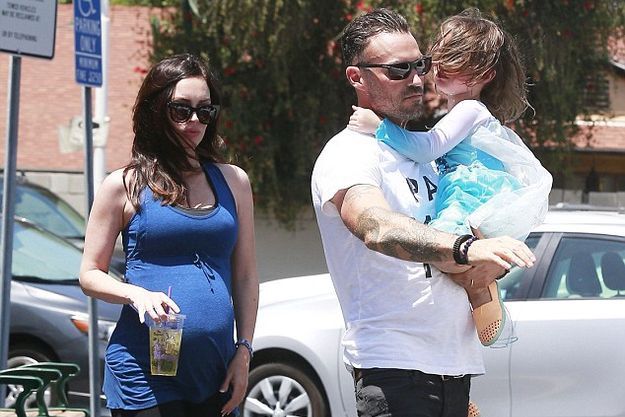 Меган Фокс одела сына в платье и вышла с ним на улицу