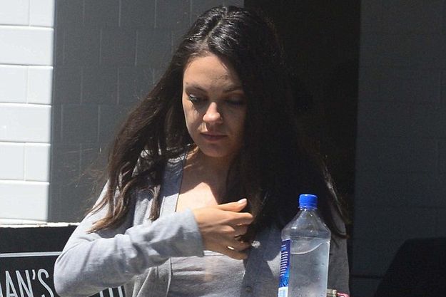 Беременную Милу Кунис засекли папарацци на улицах Лос-Анджелеса