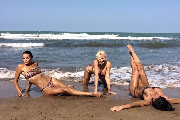 Певица Слава устроила с подругами эротическую фотосессию