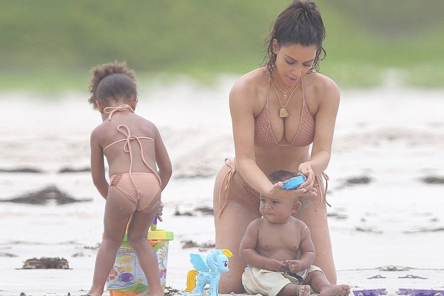 Ким Кардашьян приятно удивила фигурой на пляже