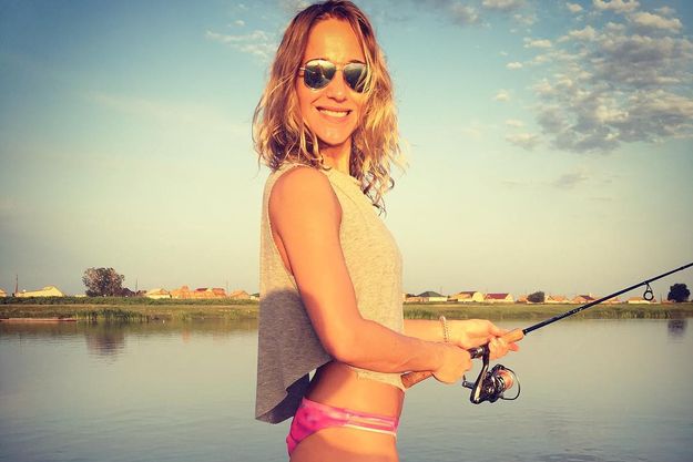 Юлия Ковальчук похвасталась уловом и великолепной фигурой