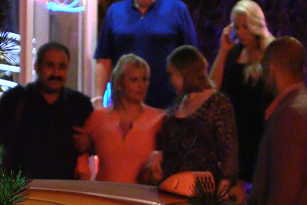 Анну Семенович вывели под руки с пьяной вечеринки