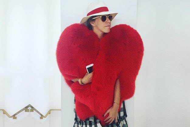 Ксения Собчак скрывает беременный живот под оригинальной шубой