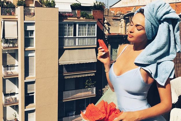 Алена Водонаева засветила грудь в откровенном купальнике