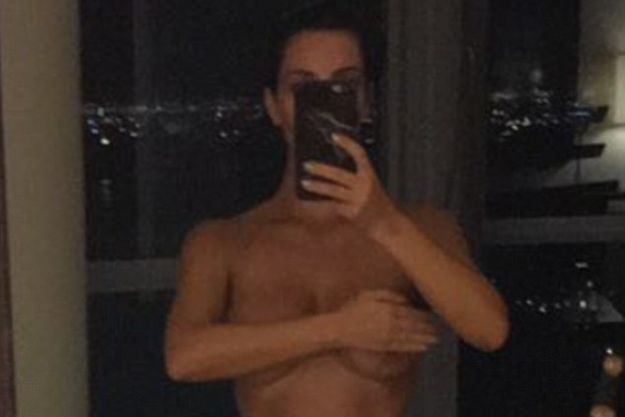 Ким Кардашьян опубликовала голое селфи