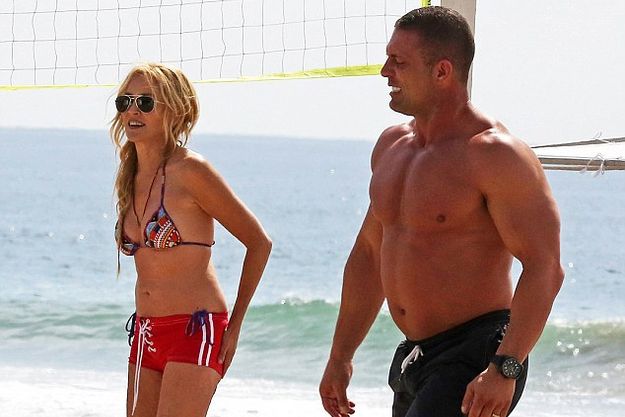 Шэрон Стоун впечатлила фигурой в бикини