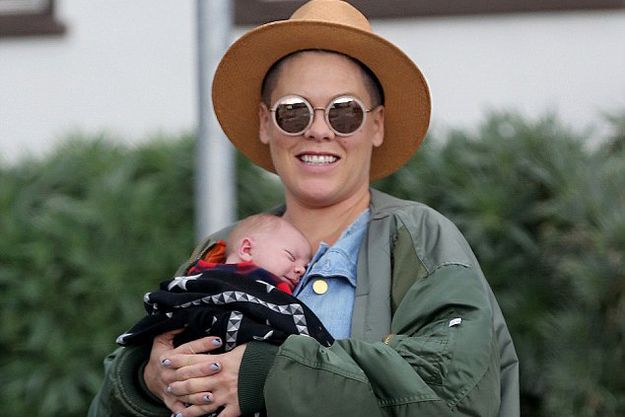 Певица Пинк показала фото подросшего сына