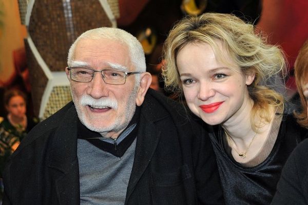 Молодая жена Армена Джигарханяна обнулила банковский счет актера